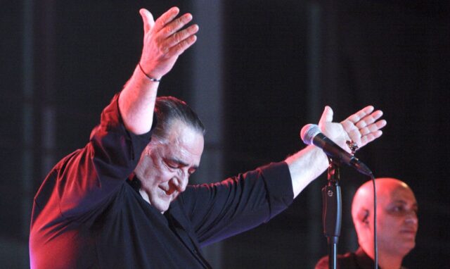 Πέθανε ο λαϊκός τραγουδιστής Βασίλης Καρράς