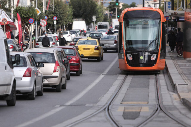 Γλυφάδα: Συρμός του τραμ παρέσυρε πεζό