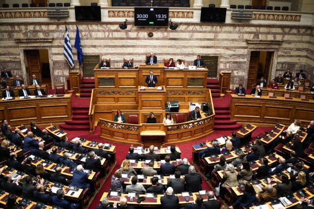 Βουλή: Ψηφίστηκε το νομοσχέδιο για την οπαδική βία και η τροπολογία για τον κατώτατο μισθό