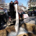 Οργισμένοι αγρότες και κτηνοτρόφοι πέταξαν γάλα στην κεντρική πλατεία της Λάρισας [ΒΙΝΤΕΟ]