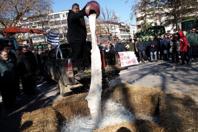 Οργισμένοι αγρότες και κτηνοτρόφοι πέταξαν γάλα στην κεντρική πλατεία της Λάρισας [ΒΙΝΤΕΟ]