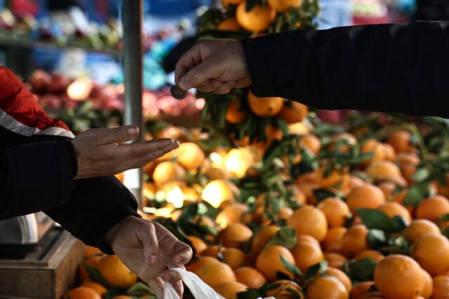Πληθωρισμός: Νέες ανατιμήσεις 8,9% στα τρόφιμα, κατά 58,5% αυξήθηκε η τιμή του ελαιολάδου