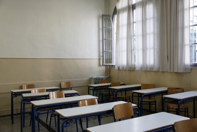 Μαρούσι: Μαθητές πέταξαν κροτίδες και τραυμάτισαν καθηγήτρια σε Γυμνάσιο – Εννέα προσαγωγές