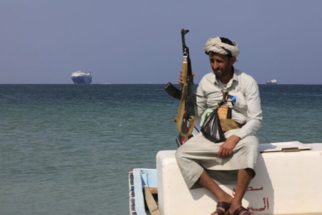 Ερυθρά Θάλασσα: Επιχείρηση διάσωσης του πληρώματος του ελληνόκτητου πλοίου που επλήγη από τους Χούθι