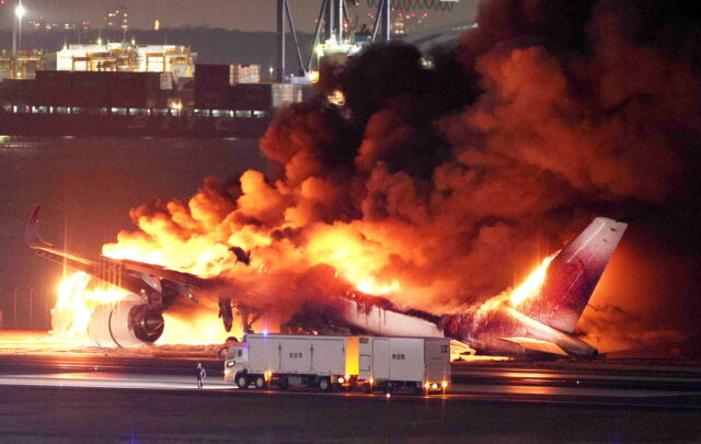Ιαπωνία: Σώοι οι 379 επιβάτες από τη φωτιά στο αεροπλάνο