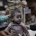 Γάζα: Τουλάχιστον 23.708 οι νεκροί – Αμείωτοι βομβαρδισμοί στην Χαν Γιούνις