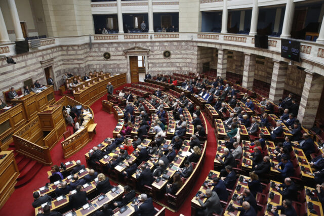 Βουλή – Ιδιωτικά πανεπιστήμια: Ενστάσεις αντισυνταγματικότητας κατέθεσαν ΣΥΡΙΖΑ, ΚΚΕ, Ελληνική Λύση και «Νίκη»