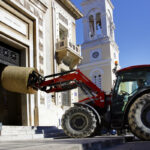 Αγρότες έριξαν μπάλα από άχυρο στην είσοδο της Περιφέρειας Φθιώτιδας [ΒΙΝΤΕΟ]