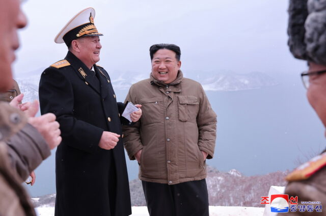 Η Βόρεια Κορέα εκτόξευσε πυραύλους κρουζ υπό την επίβλεψη του Κιμ Γιονγκ Ουν