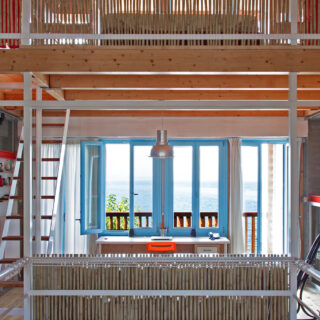 Στην Αγριά Βόλου, η αρχιτεκτονική μιας κατοικίας αναπτύσσεται σαν το ηχείο ενός μουσικού οργάνου