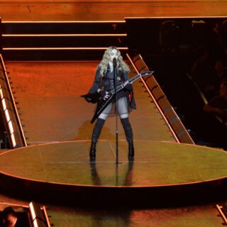 Η Τόρι Σπέλινγκ αποκάλυψε με ποιον σταρ του Μπέβερλι Χιλς είχε ειδύλλιο η Μαντόνα