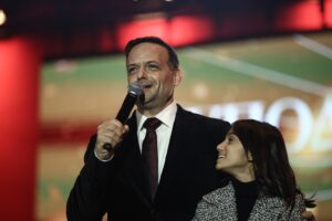 Χάρης Δούκας: Επιθέσεις από ακροδεξιούς για το κορίτσι που τον συνόδευσε στην αντίστροφη μέτρηση