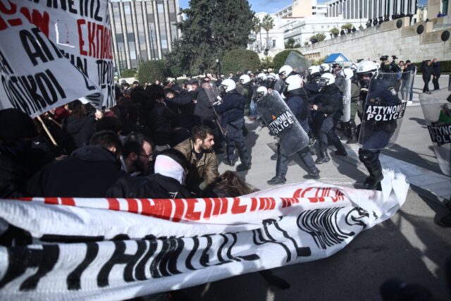 Συγκέντρωση φοιτητών στο κέντρο της Αθήνας – Χημικά από τα ΜΑΤ μπροστά στη Βουλή