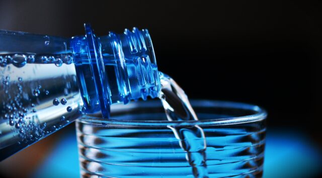 Το εμφιαλωμένο νερό μπορεί να περιέχει χιλιάδες μικροσκοπικά κομμάτια πλαστικού