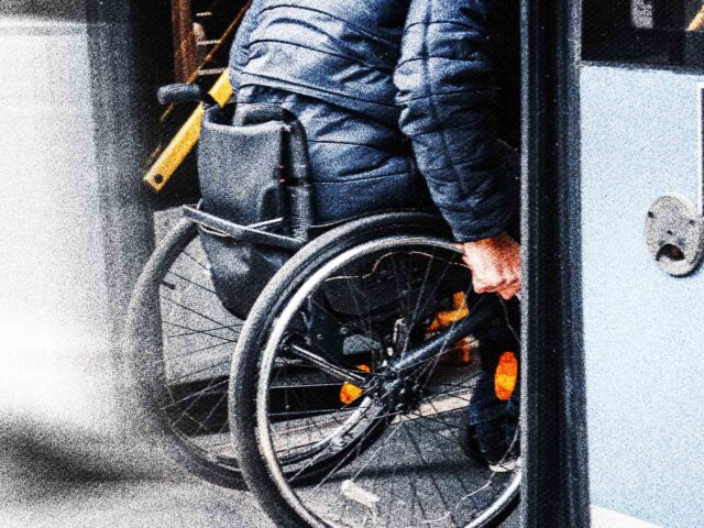«Καθολική πρόσβαση» για τα άτομα με αναπηρία στα ΜΜΜ… με εξαιρέσεις