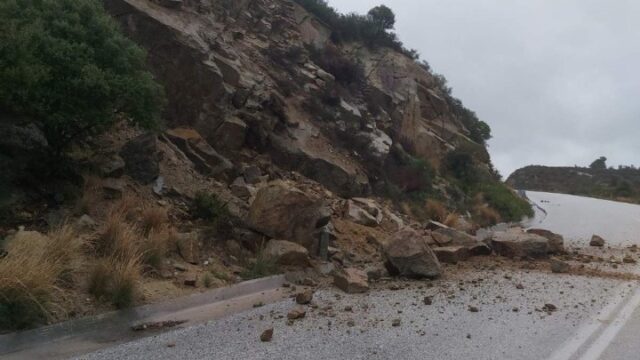 Κακοκαιρία: Κατολισθήσεις και πτώσεις βράχων στο επαρχιακό οδικό δίκτυο της Σιθωνίας