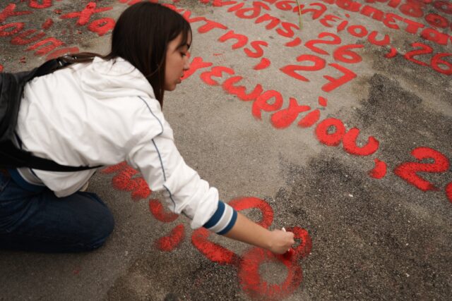 Τέμπη: Φοιτητές ξαναγράφουν τα ονόματα των θυμάτων μπροστά στον Άγνωστο Στρατιώτη [ΒΙΝΤΕΟ]