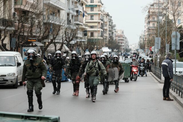 Θεσσαλονίκη: Τραυματισμός διαδηλώτριας από δυνάμεις των ΜΑΤ στα χθεσινά επεισόδια
