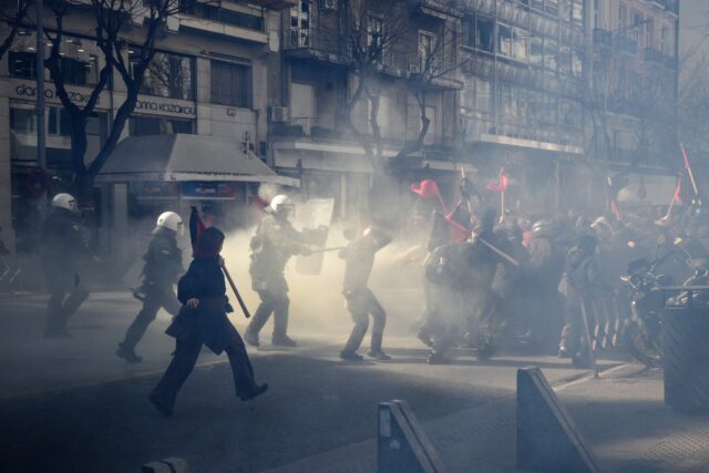 Επεισόδια και δακρυγόνα στο πανεκπαιδευτικό συλλαληρήριο της Θεσσαλονίκης