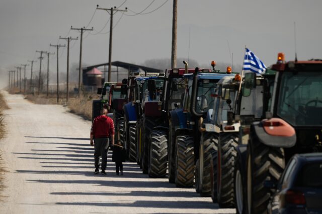 Οι αγρότες έκλεισαν την Εθνική Οδό στο 210ο χλμ πριν τη Λαμία