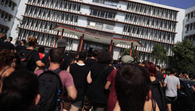 Συγκέντρωση φοιτητών έξω από την Πρυτανεία του ΑΠΘ