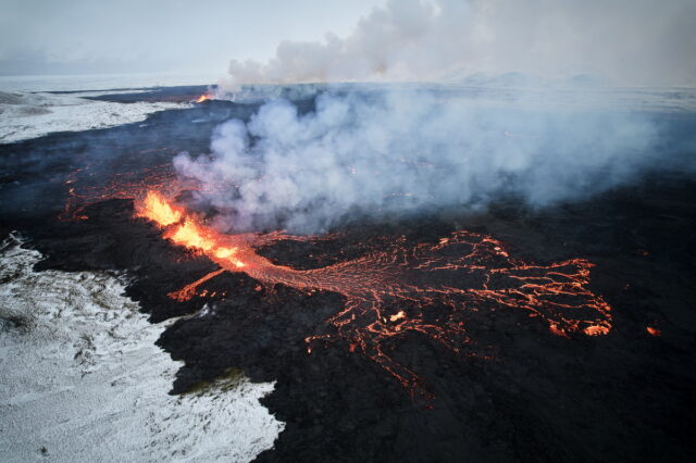 Ισλανδία: Εξερράγη για πέμπτη φορά από τον Δεκέμβριο το ηφαίστειο στη χερσόνησο Ρέικιανες