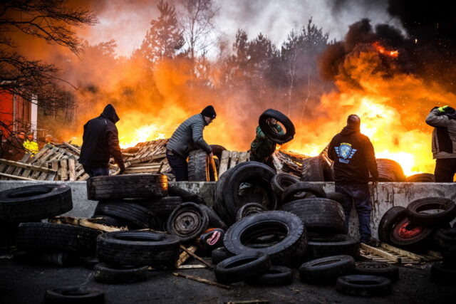 Ολλανδία: Διαδηλώσεις αγροτών με μπλόκα και φωτιές
