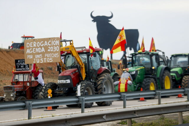 Μπλόκα στους δρόμους και από τους αγρότες της Ισπανίας