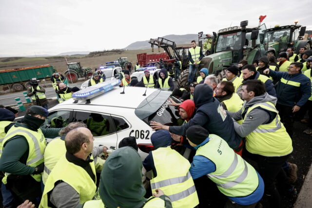 Ισπανία: Αγρότες κατέβηκαν με τα τρακτέρ στους δρόμους