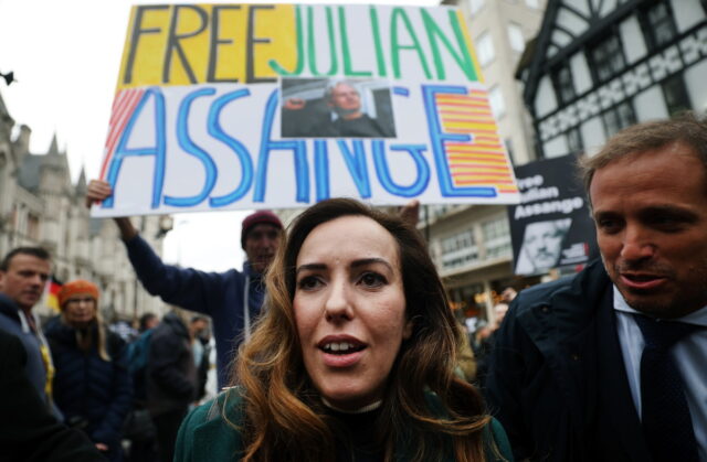 Μ. Βρετανία: «Ο Ασάνζ στοχοποιήθηκε από τις ΗΠΑ γιατί αποκάλυψε κρατικά εγκλήματα»