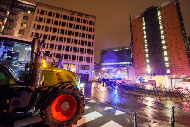 Οι αγρότες «πολιορκούν» τις Βρυξέλλες – Έσπασαν τα κιγκλιδώματα έξω από την έδρα της ΕΕ [ΒΙΝΤΕΟ]