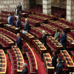 Ενός λεπτού σιγή στην Ολομέλεια της Βουλής για τα θύματα των Τεμπών