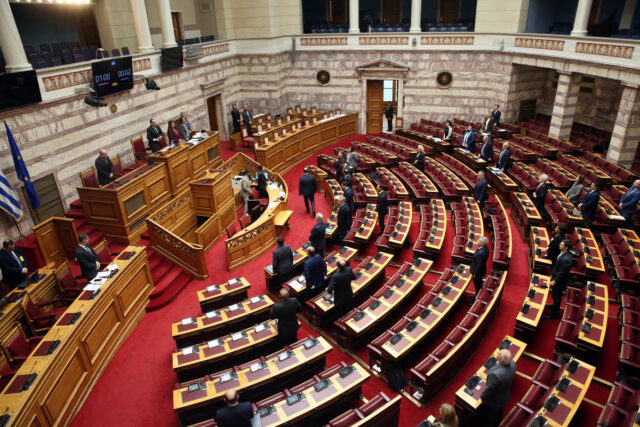 Βουλή: Επίκαιρη ερώτηση ΣΥΡΙΖΑ για τις πηγές χρηματοδότησης των προεκλογικών εκστρατειών της ΝΔ