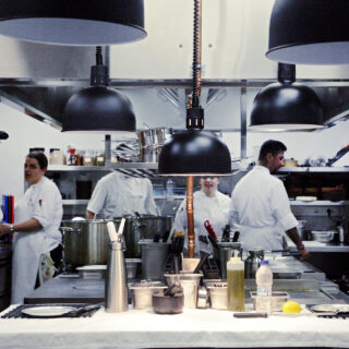 Το Ateno στην Αιόλου έχει λαχταριστά σάντουιτς, τοπικά προϊόντα για το σπίτι κι έναν μουσακά που σε κάνει να δακρύζεις