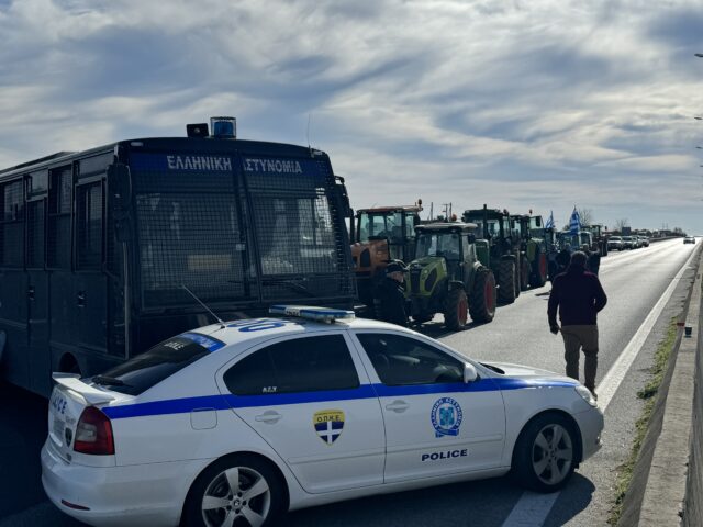 Μπλόκο της ΕΛΑΣ στη μηχανοκίνητη πορεία αγροτών [ΒΙΝΤΕΟ]