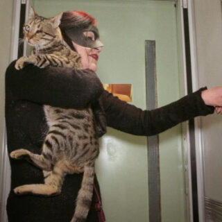 Η Ιωάννα Τσουκαλά κινηματογραφεί με τρυφερότητα νοσηλεύτριες και ασθενείς, στο Ladies In Waiting