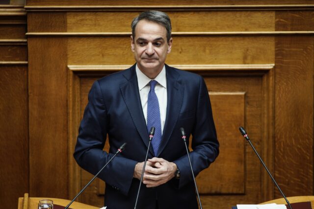 Βουλή – Μητσοτάκης για ομόφυλα ζευγάρια: Προστατεύουμε αυτονόητα δικαιώματα