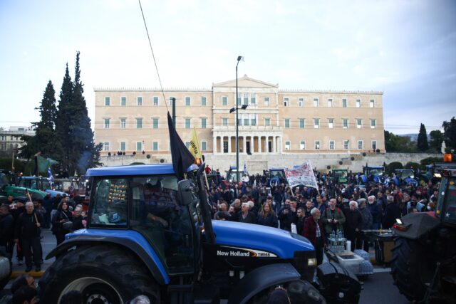 Αγρότες: Αποχώρησαν με τα τρακτέρ από το Σύνταγμα