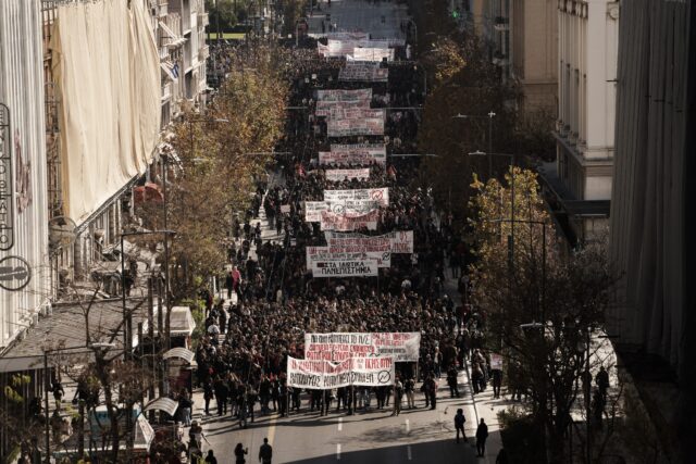 Πανεκπαιδευτικά συλλαλητήρια: Δεκάδες χιλιάδες κόσμου στις πορείες κατά των ιδιωτικών πανεπιστημίων