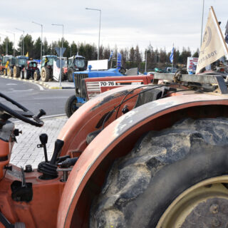 Ορίζουν την Επιτροπή για τη συνάντηση με τον Πρωθυπουργό οι αγρότες – Συνεχίζονται τα μπλόκα
