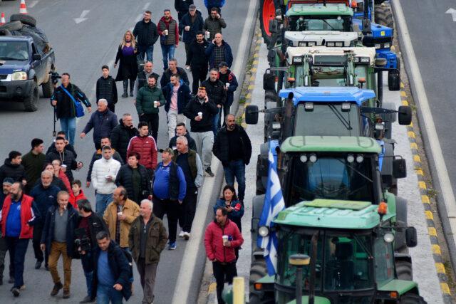 Στον δρόμο για την Αθήνα οι αγρότες με τα τρακτέρ