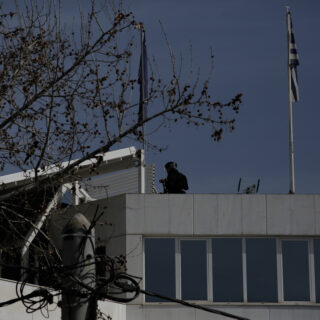 Γλυφάδα: Προσπάθησε να πείσει την ιδιοκτήτρια να τον πάρουν πίσω, πριν αρπάξει το όπλο