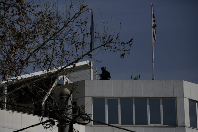 Γλυφάδα: Προσπάθησε να πείσει την ιδιοκτήτρια να τον πάρουν πίσω, πριν αρπάξει το όπλο