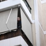 Έξωση στον Βύρωνα: Fund και ισχυρές αστυνομικές δυνάμεις πετούν γυναίκα στον δρόμο