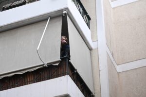 Έξωση στον Βύρωνα: Fund και ισχυρές αστυνομικές δυνάμεις πετούν γυναίκα στον δρόμο