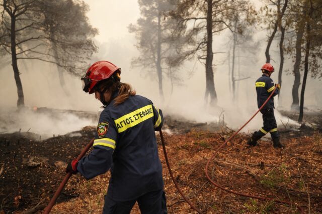 Αράχοβα Μεσσηνίας: Υπό μερικό έλεγχο η πυρκαγιά που καίει από χθες – Εκκενώθηκε προληπτικά ο οικισμός