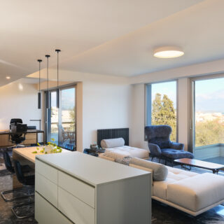 Λιτές γραμμές και ρετρό ύφος, σε ένα διαμέρισμα στη Νέα Μάκρη με θέα στη θάλασσα