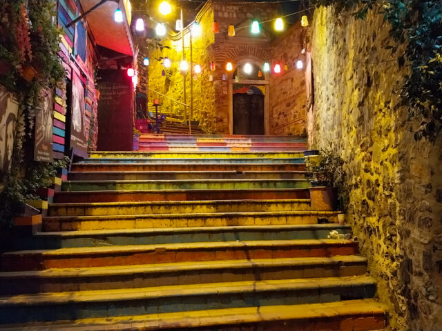 Στα πολύχρωμα δρομάκια της Κωνσταντινούπολης
