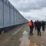 Μ. Χρυσοχοΐδης από τον φράχτη στον Έβρο: «Τα σύνορα είναι ασφαλή και απροσπέλαστα»