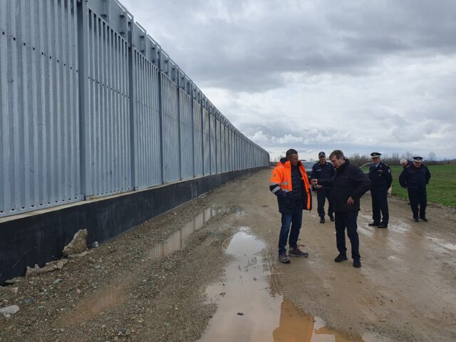 Μ. Χρυσοχοΐδης από τον φράχτη στον Έβρο: «Τα σύνορα είναι ασφαλή και απροσπέλαστα»